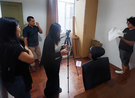 Equipo de Checa Bien trabajando en grabación