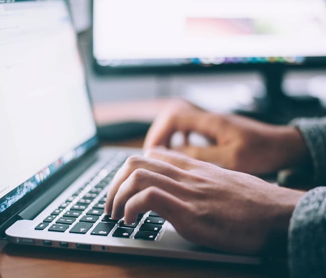 Persona escribiendo en una laptop